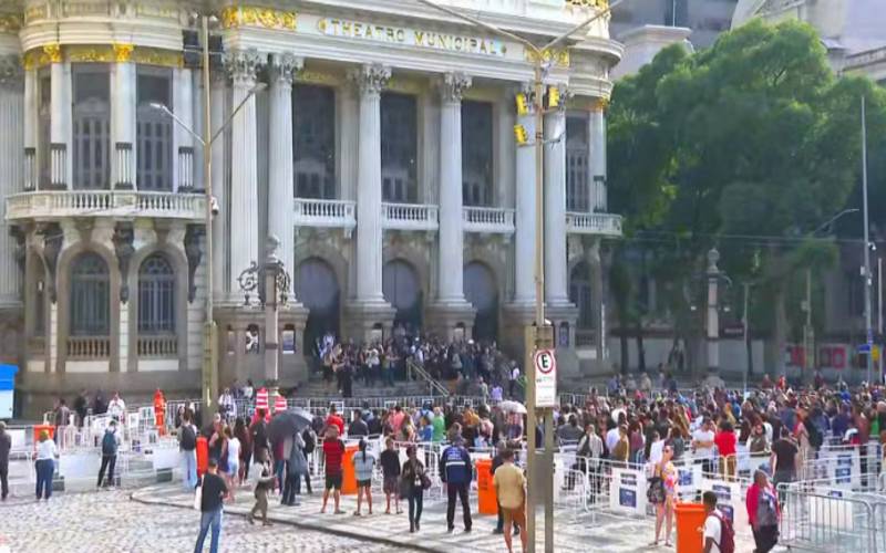 Velório de Preta Gil: fãs fazem fila no Theatro Municipal 