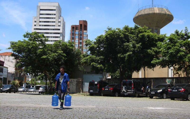 Após privatização, Sabesp registra mais receita, demissão e vazamentos