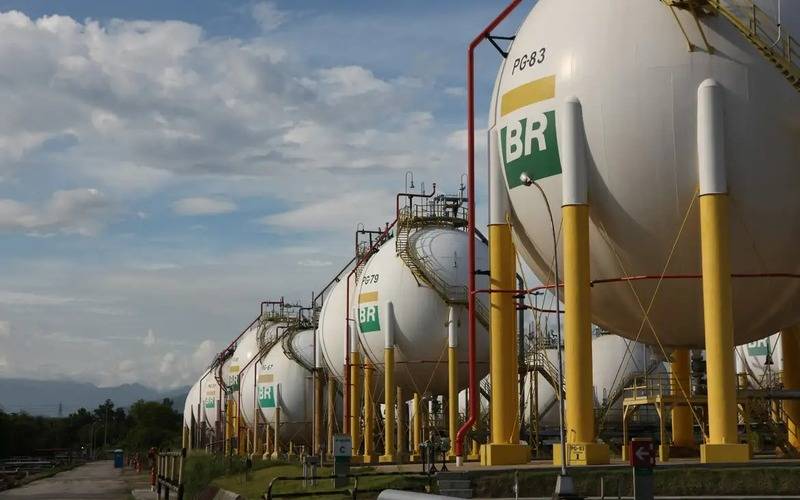Petrobras anuncia redução no preço do gás natural para as distribuidoras a partir de a