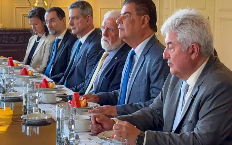 Senadores brasileiros buscam diálogo sobre tarifas impostas por Trump