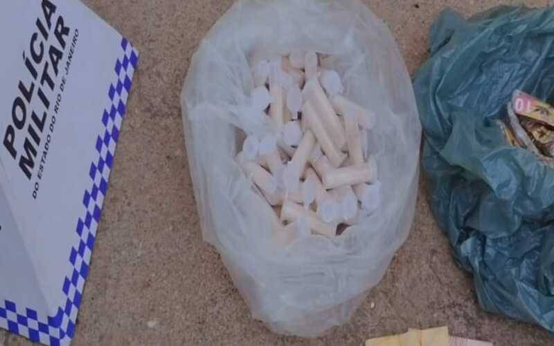 PM apreende drogas no São Sebastião