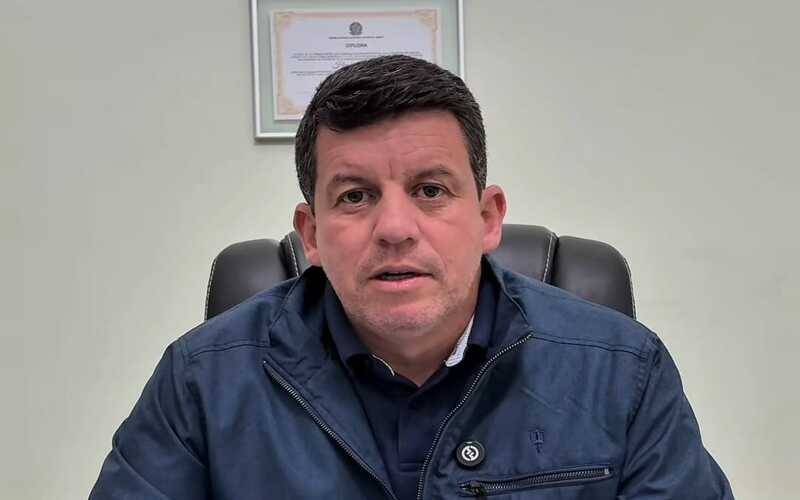 Hingo Hammes informa que salários dos servidores começam a ser pagos, mas primeira par