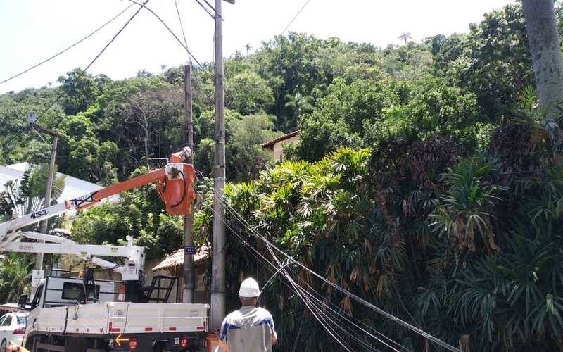 Colisões com postes deixam mais de 93 mil clientes da Enel Rio sem energia no primeiro