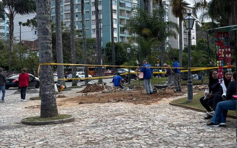 Manutenção na praça em frente ao Theatro Dom Pedro chama a atenção