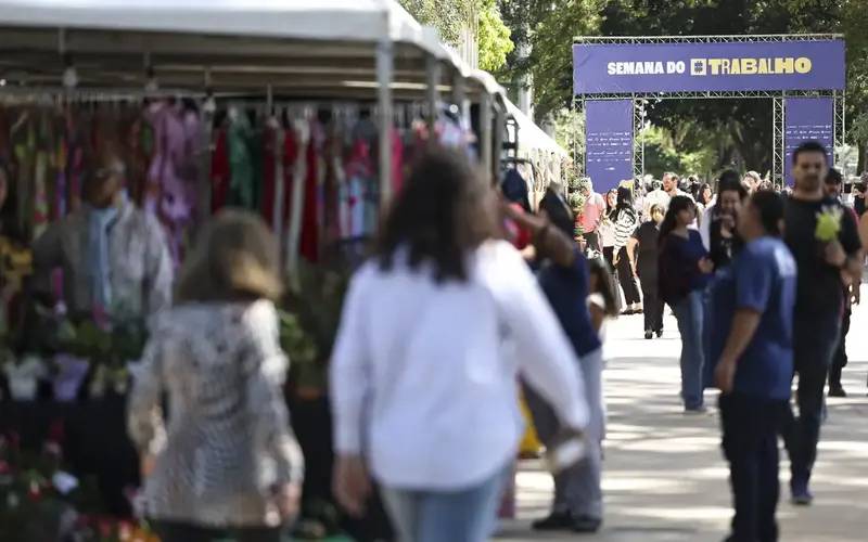 Nível de emprego resiste a impacto do juro alto, dizem especialistas
