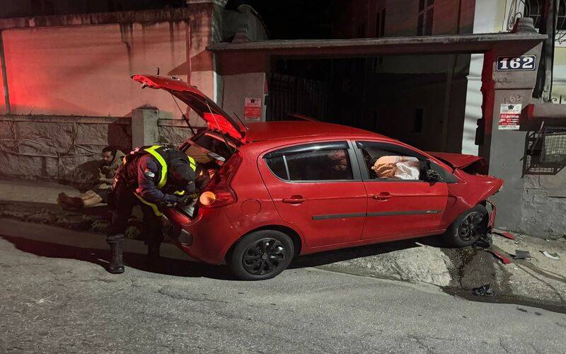 Homem é preso após furar bloqueios policiais e bater em um muro no Centro