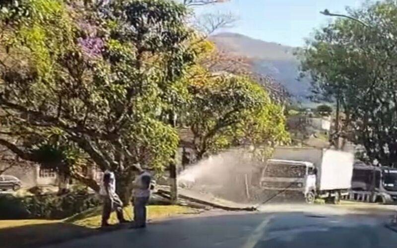 Caminhão colide contra estação de bombeamento de água no Morin