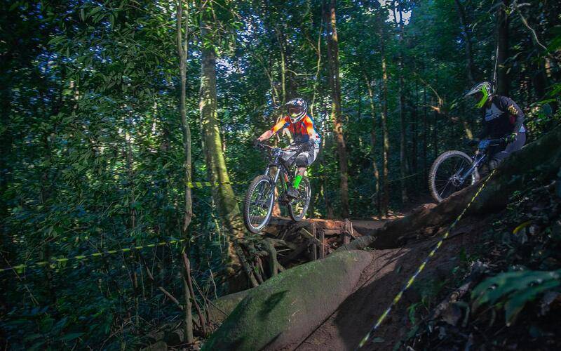 Pai e filha petropolitanos conquistam altas posições no desafio de Downhill em Paraty