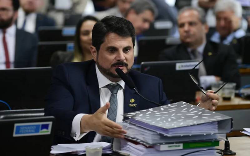 Senador Marcos do Val é levado para colocar tornozeleira eletrônica