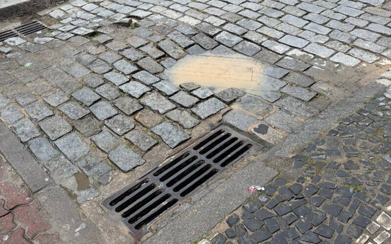 Vazamento de água causa transtornos no Centro