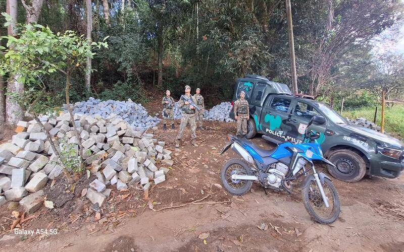 UPAm Três Picos flagra extração mineral sem licença em Nova Friburgo