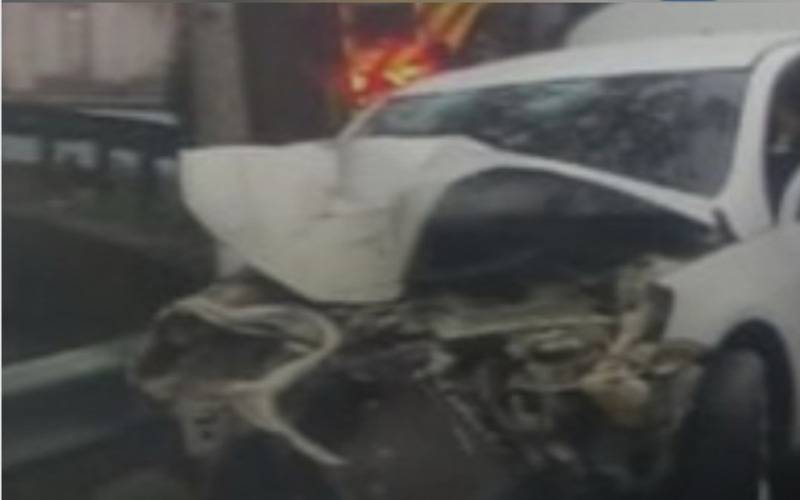 Carro colide em guard rail e deixa um ferido na Avenida Barão do Rio Branco