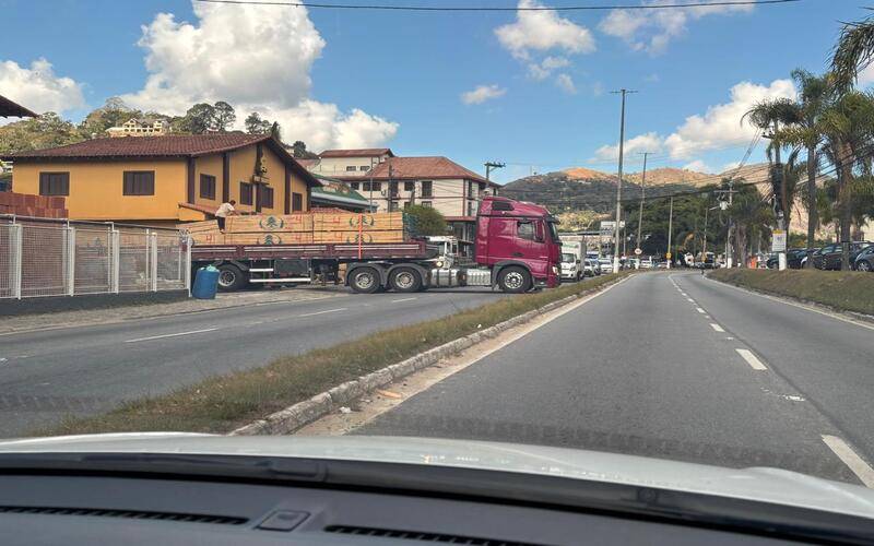 Serviço de carga e descarga causa retenção na Estrada União Indústria, na manhã desta 