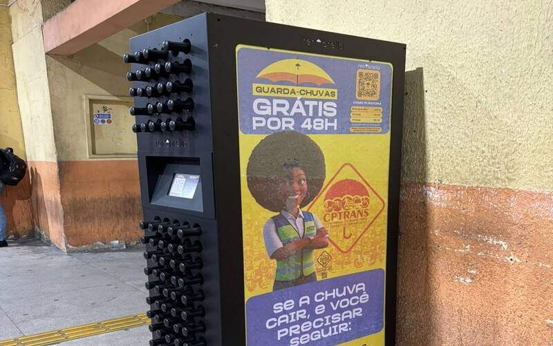 CPTrans disponibiliza máquina de guarda-chuva gratuito no terminal de ônibus do Centro