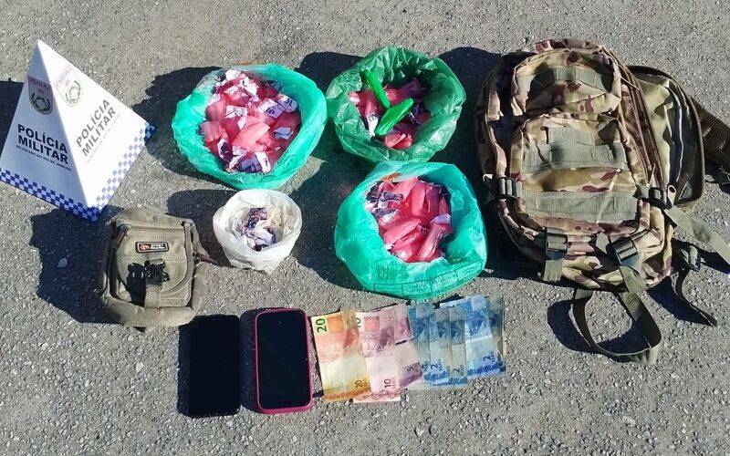 Polícia Militar desarticula tráfico de drogas próximo à escola na Estrada da Saudade