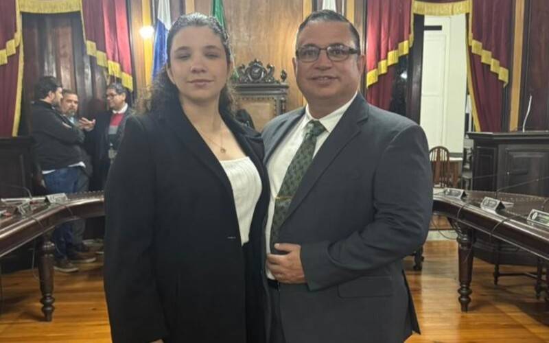 Vereador Aloisio Barbosa homenageia petropolitana premiada em Nova York