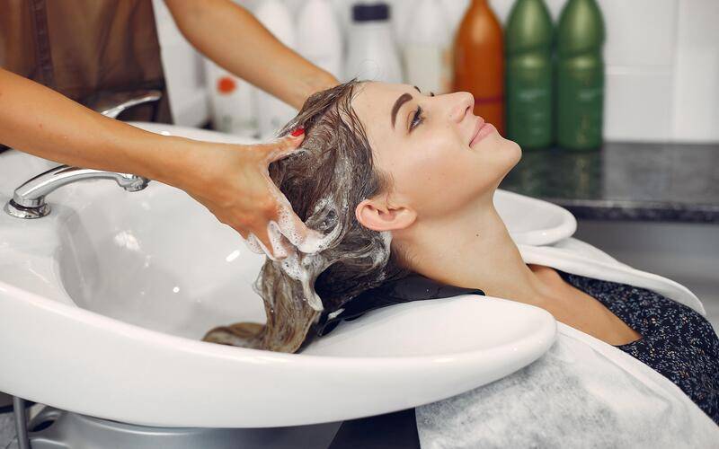 Lavar o cabelo em excesso faz mal? Entenda como evitar o efeito rebote