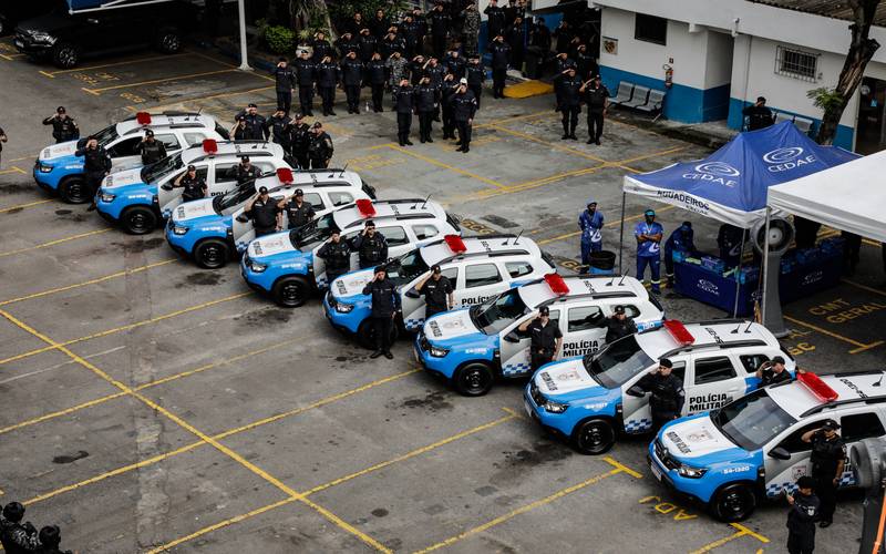 Cláudio Castro entrega 16 novas viaturas semibilindadas à Polícia Militar