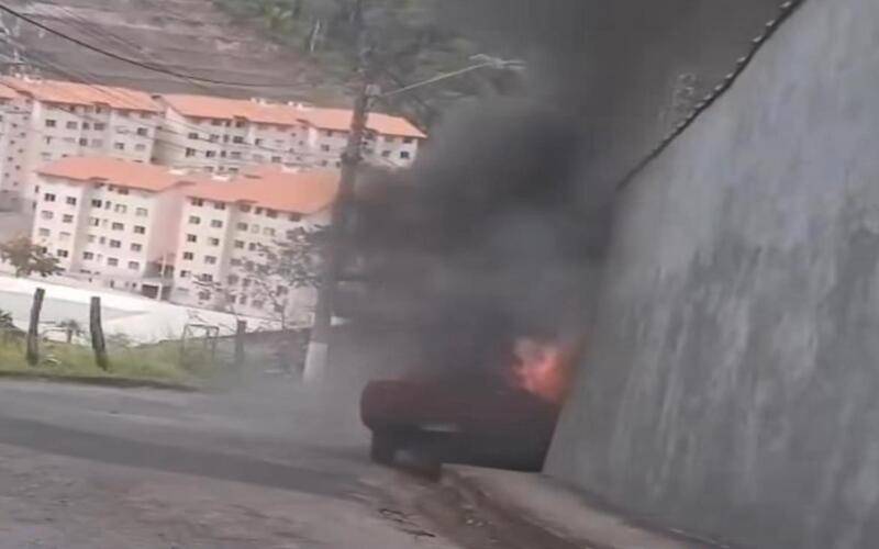 Carro em chamas é registrado no Carangola
