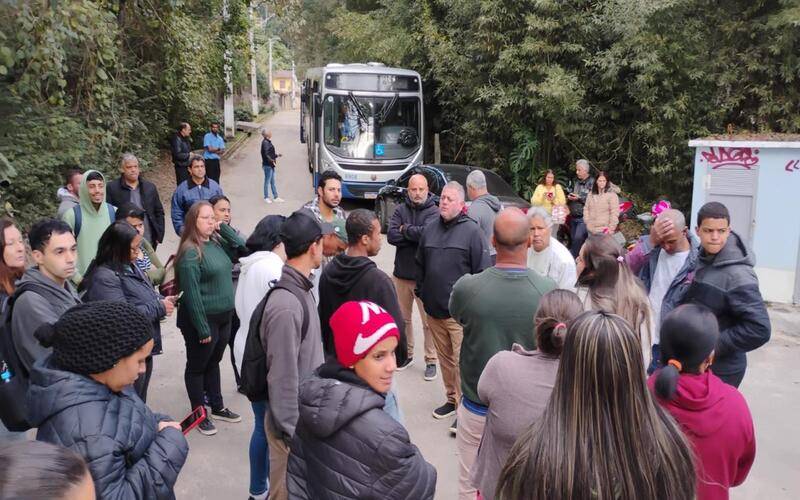 Araras: moradores realizam manifestação contra serviço de transporte coletivo