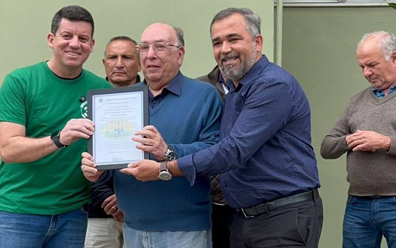 Diretor-presidente do Diário de Petrópolis, Paulo Antônio Carneiro Dias recebe moção n