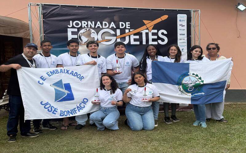 Vice-campeões na Jornada de Foguetes de 2025, alunos de escola estadual de Petrópolis 