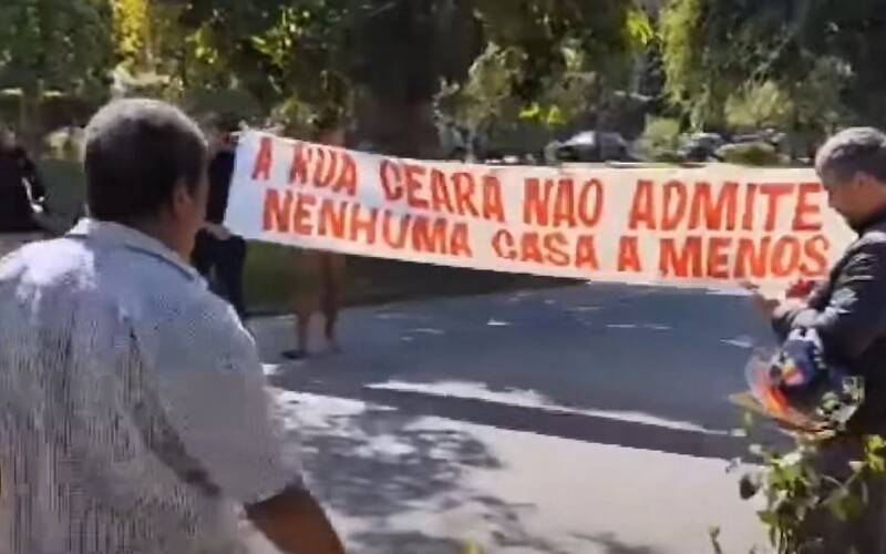 Moradores da Rua Ceará realizam manifestação em frente à sede da Prefeitura