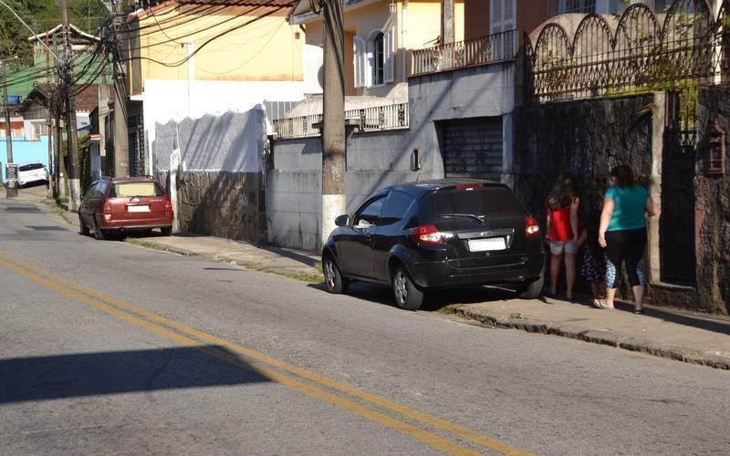 Moradores reclamam de poste aceso durante todo na Ponte Fones