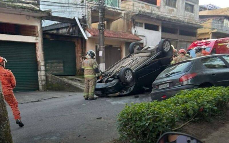 Acidente de carro é registrado na Avenida Getúlio Vargas, na manhã desta quinta-feira 
