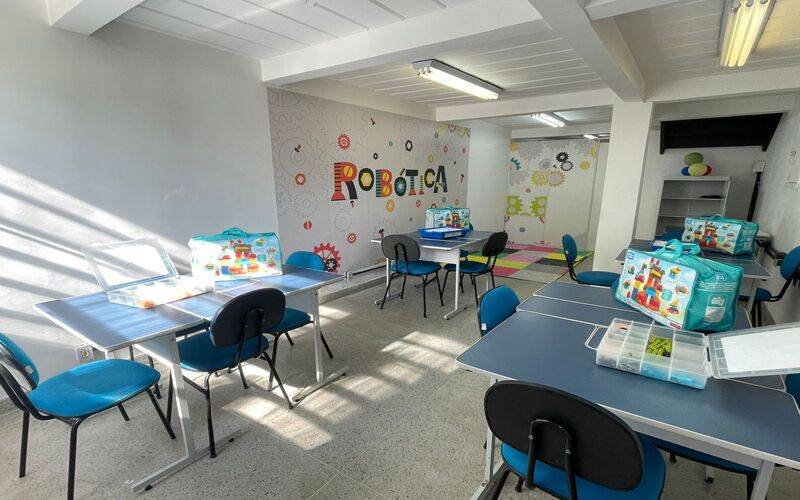 Prefeitura amplia acesso à educação tecnológica e inaugura sala de robótica na Escola 