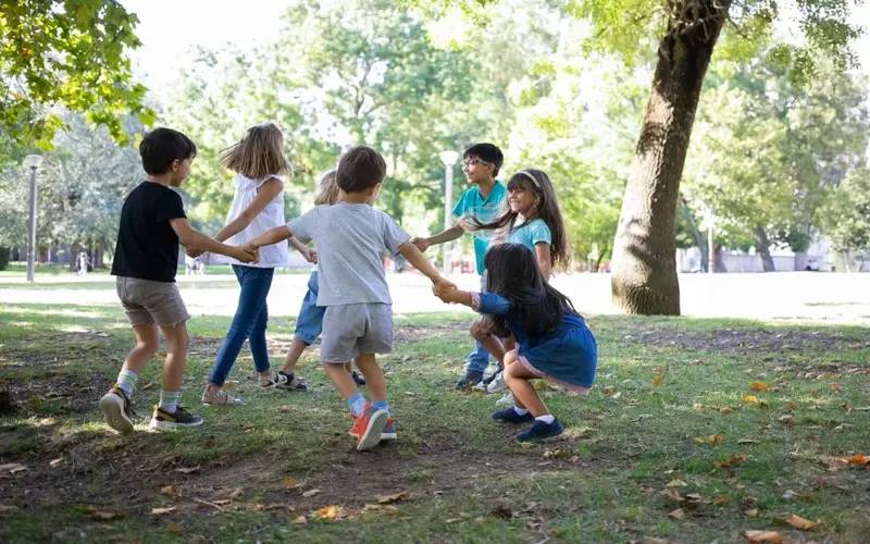Dia da Infância põe exploração e adultização de jovens em alerta, e psicóloga dá orien