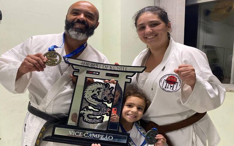 Família petropolitana vai a São Paulo disputar campeonato de karatê