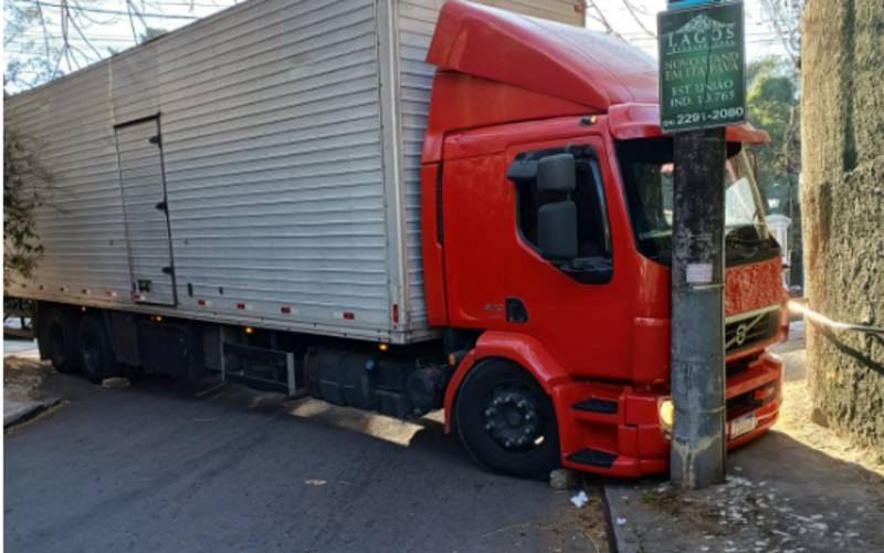 Acidente com caminhão impede tráfego de veículos em Bonsucesso