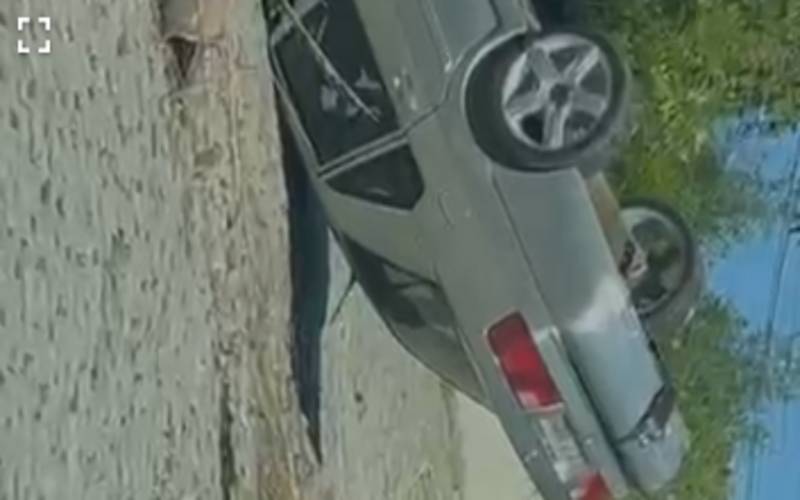 Carro capotado bloqueia parte da rua Romeu Sutter