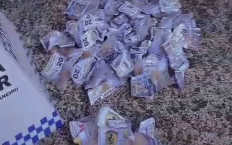 PM apreende drogas no São Sebastião