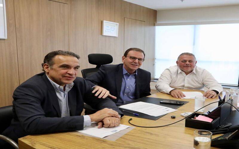 Vereador Júnior Coruja, ao lado do deputado federal Hugo Leal, recebe do prefeito Edua
