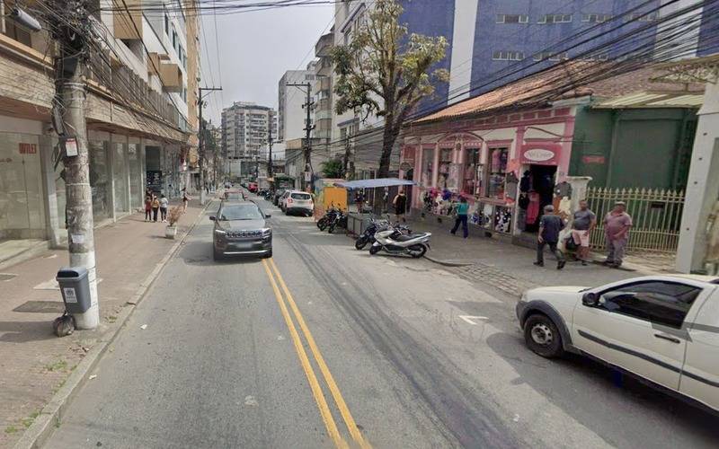 Fogo atinge área de vegetação em Petrópolis