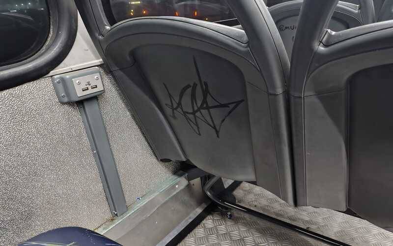 Pichações são registradas em ônibus novo