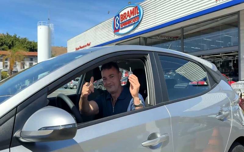 Bramil celebra entrega do carro 0km ao ganhador do sorteio do Aniversário Bramil 56 an