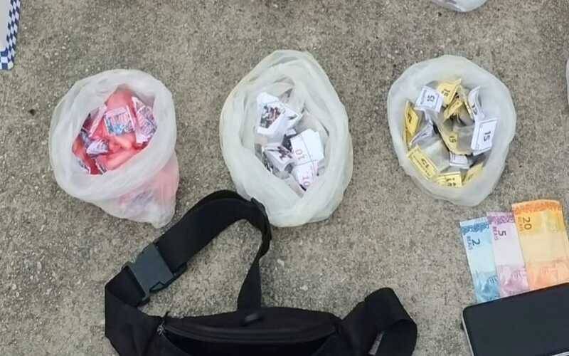 PM apreende drpgas na Estrada da Saudade