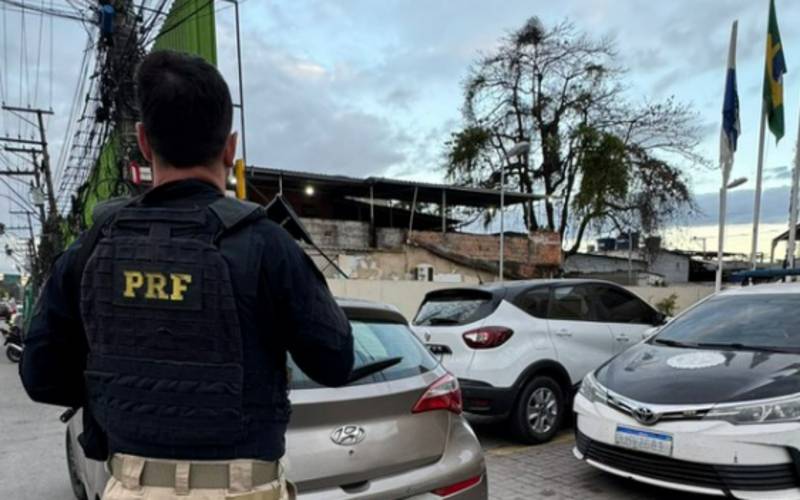 PRF recupera carro roubado na BR-040
