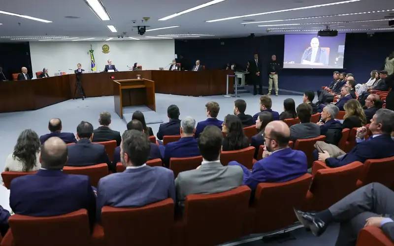 Saiba como foi o 1º dia do julgamento de Bolsonaro e mais sete réus
