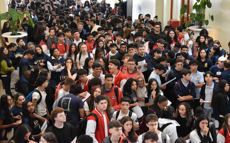Centenas de alunos do Ensino Médio vivenciam um dia no universo das profissões no UCP 