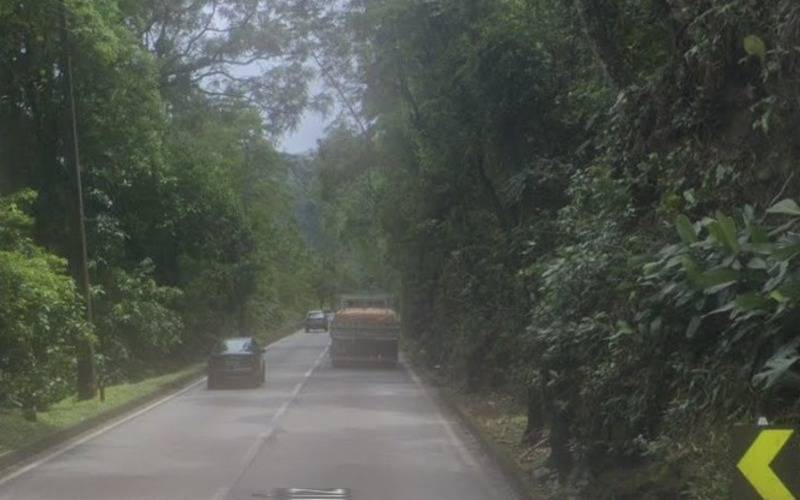 BR-040: Ônibus atravessado interdita parcialmente a subida da Serra em Petrópolis