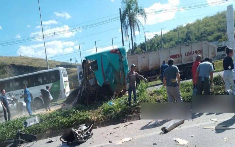 Acidente com dois ônibus interdita parcialmente a BR-040 em Juiz de Fora 