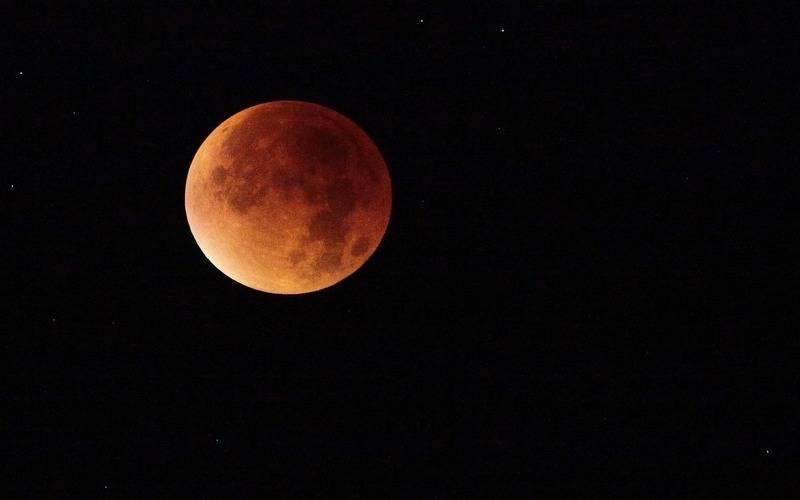 Lua de sangue: eclipse lunar total ocorre neste domingo