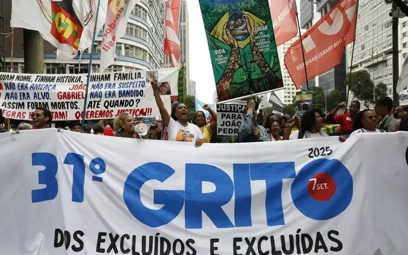 Desfile e protesto tomam as ruas do centro do Rio de Janeiro
