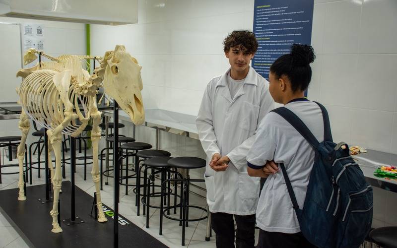 Universidade recebe alunos do ensino médio para experiência com oficinas, palestras e 