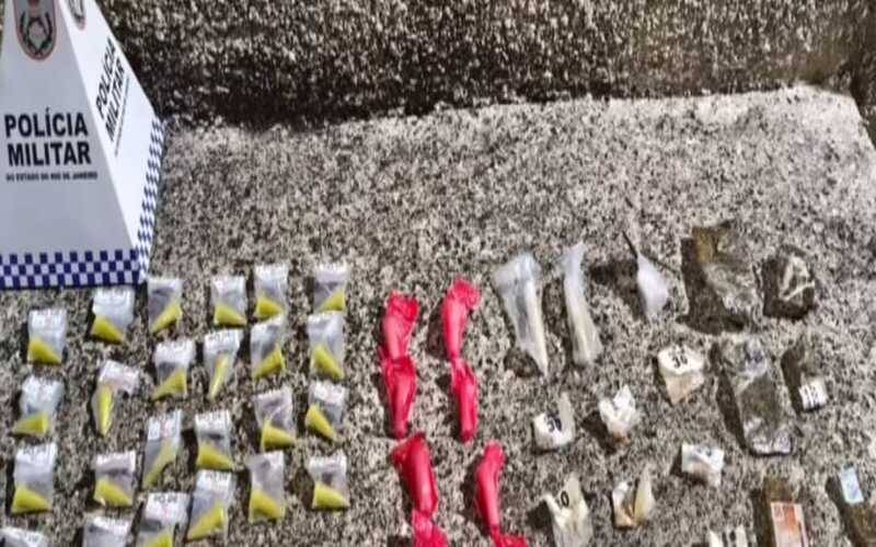 PM apreende drogas no Canto do Cemitério