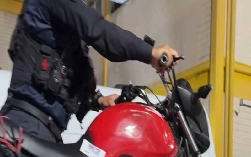 Roseiral: adolescente é flagrado conduzindo motocicleta em alta velocidade